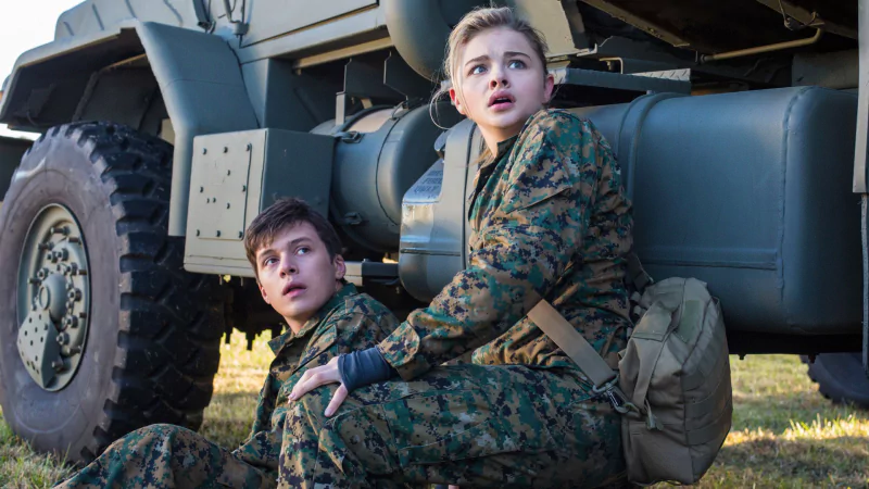 Nick Robinson Chloë Grace Moretz movie The 5th Wave Image