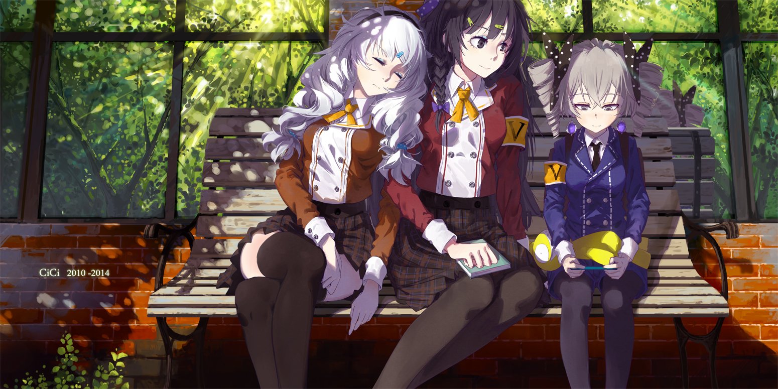 Three anime girls with distinct hairstyles and school uniforms sit together on a wooden bench, surrounded by lush greenery bathed in warm sunlight.