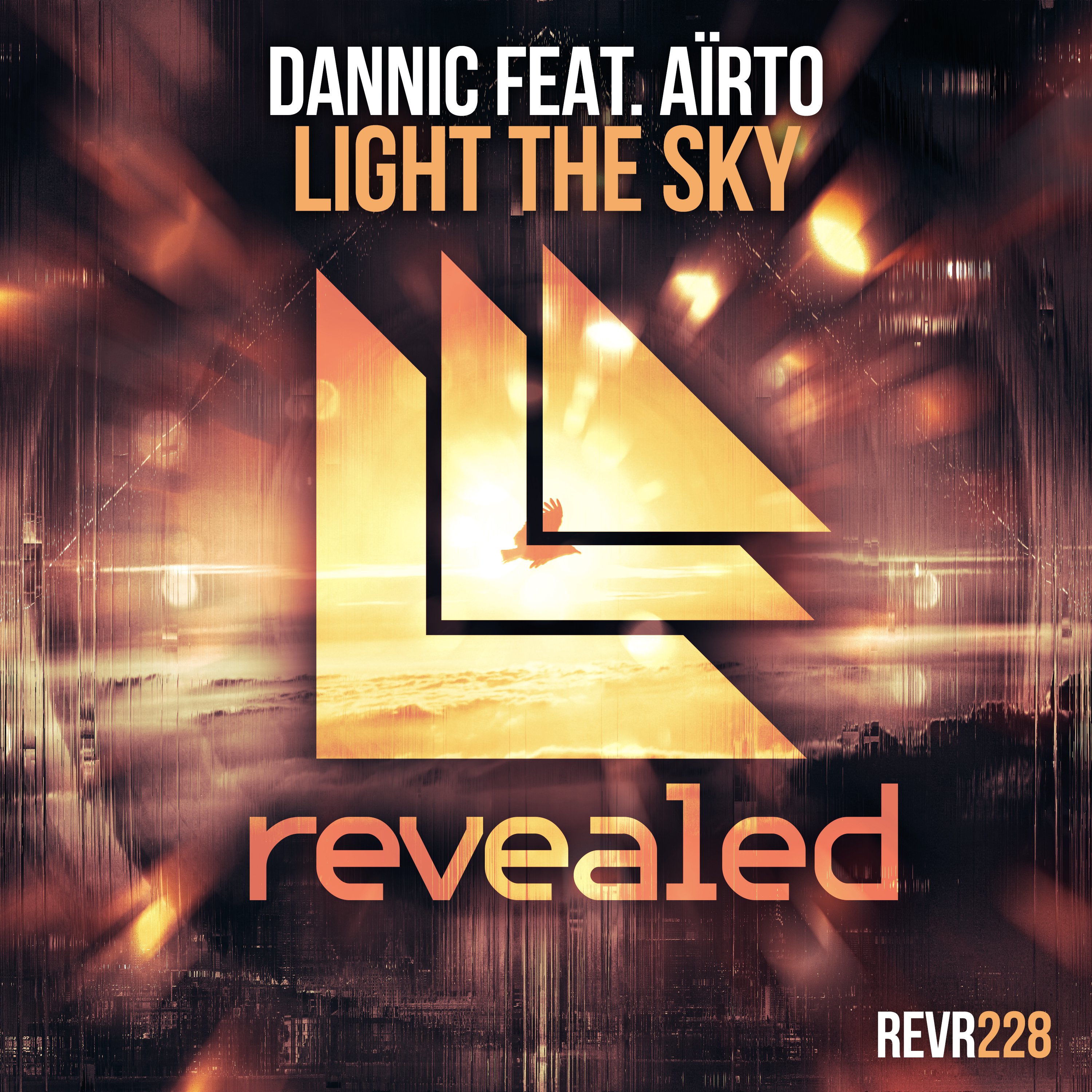 Dannic feat. Aïrto - Light The Sky
